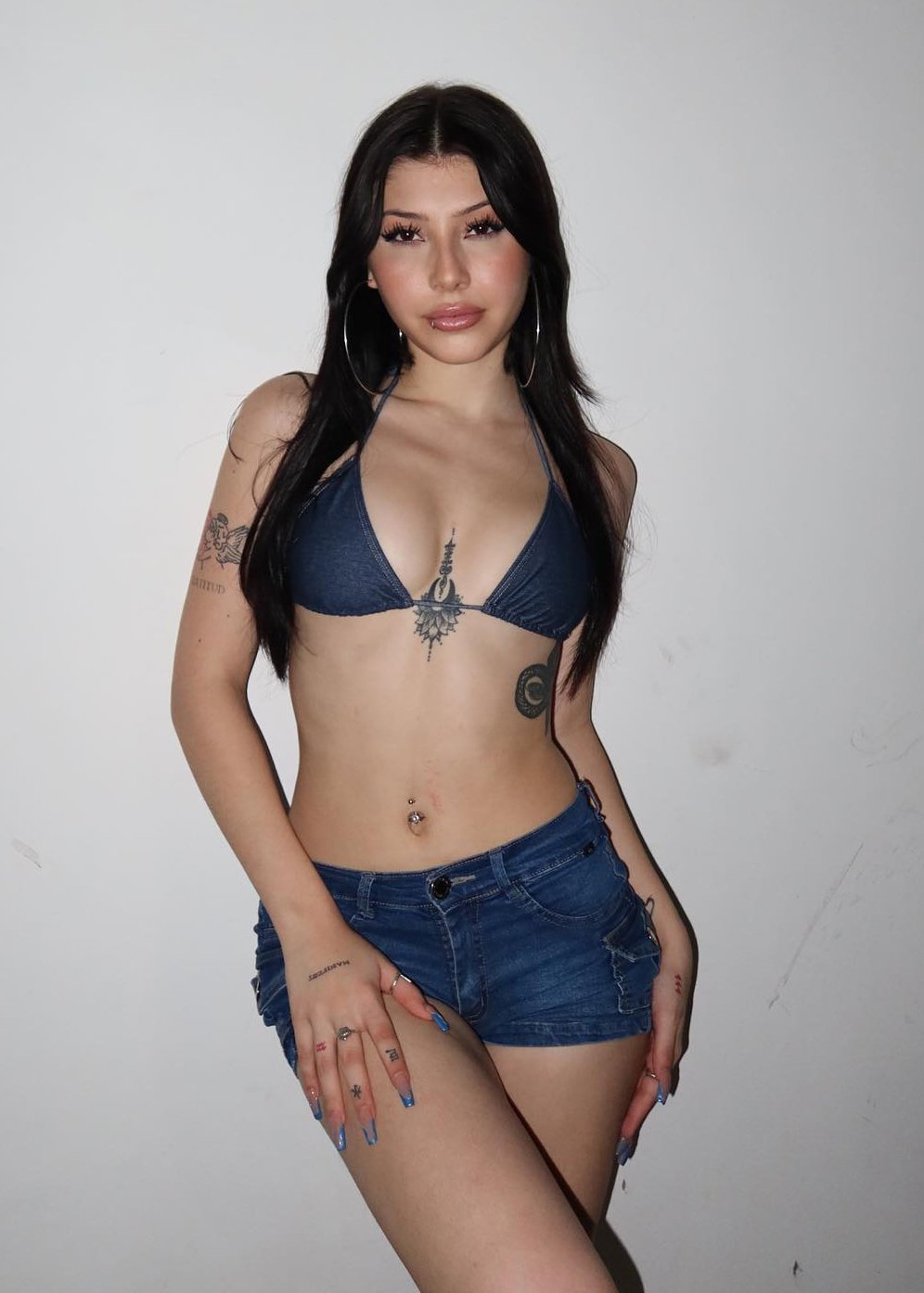 Priscila Mora - Free pics, galleries & more at Babepedia