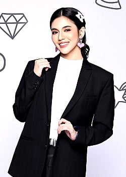 Putri Una Thamrin image 1 of 2