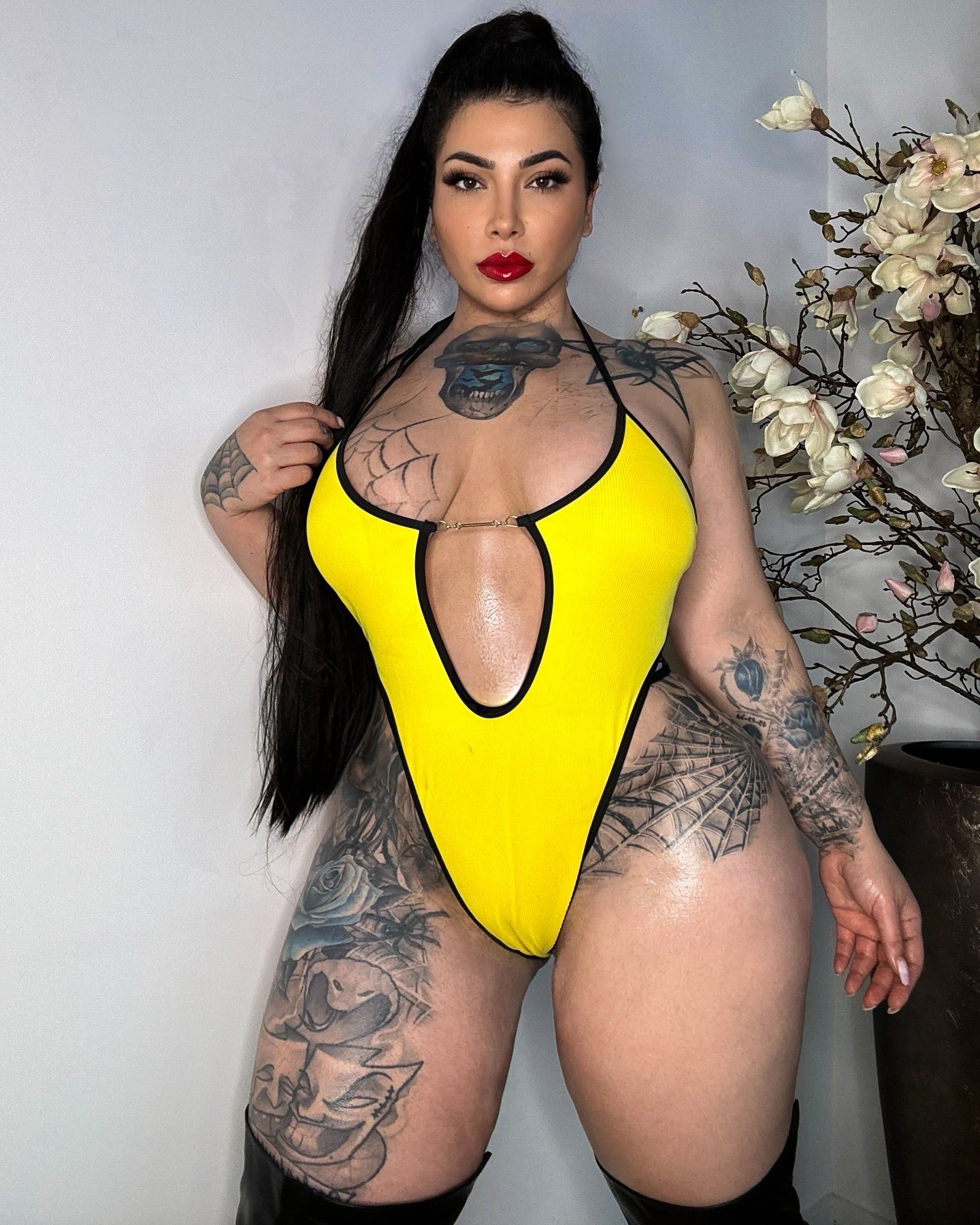 Queen Azita - Free pics, galleries & more at Babepedia