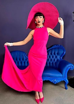 Qveen Herby image 1 of 4