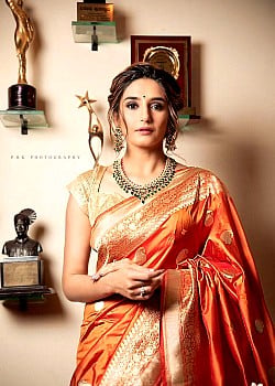 Ragini Dwivedi image 2 of 4
