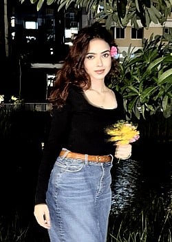 Raisha Khan image 1 of 3
