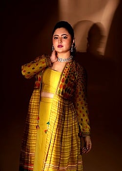 Rashami Desai image 3 of 4