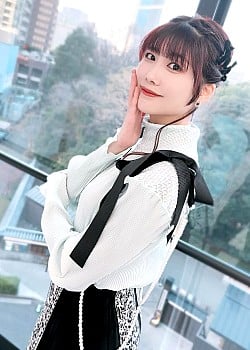 Rena Maeda image 1 of 4