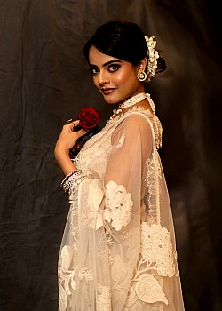 Riddhi Kumar image 2 of 4