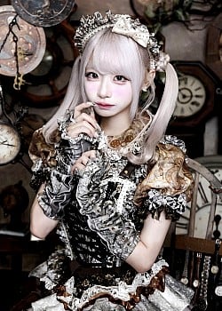 Riru Tsuzuki image 1 of 3