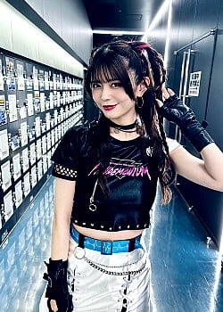 Risa Tsumugi image 4 of 4