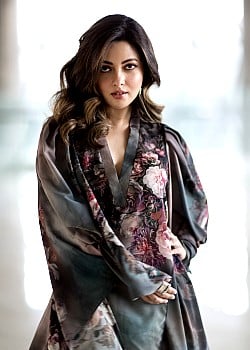 Riya Sen image 3 of 3