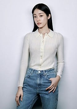 Roh Yoon-seo image 2 of 4