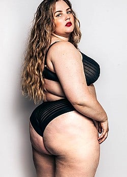 RomyCurvy image 2 of 4