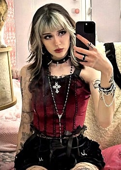 Rosie Graves image 2 of 2