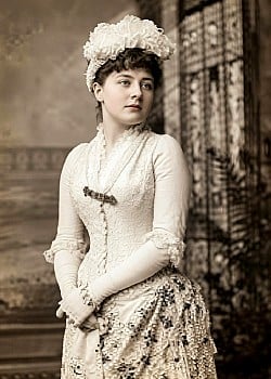 Sadie Martinot image 2 of 3