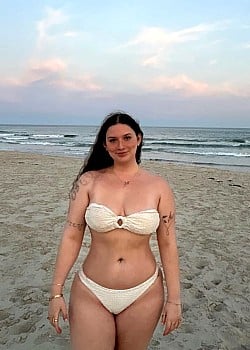 Samantha Castro (Instagram) image 1 of 3