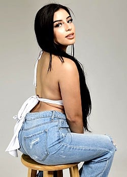 Samira Valentina image 2 of 4