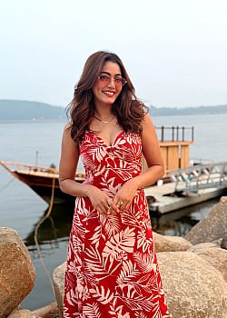 Sana Makbul image 2 of 4