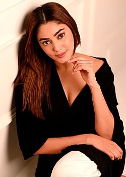 Sana Makbul image 1 of 1