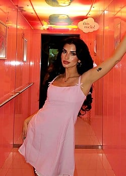 Sara Arslan image 1 of 2