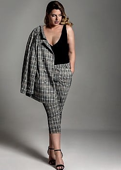Sara Czarna image 4 of 4