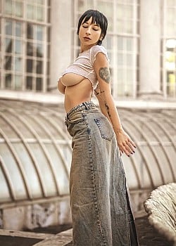 Sara Longisland image 3 of 3