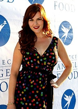 Sara Rue image 4 of 4