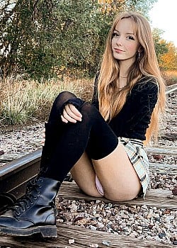 Sarah Bunni image 1 of 4
