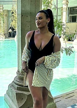 Sarah Oliver (Instagram) image 2 of 2