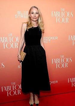 Sarah Wynter image 2 of 4