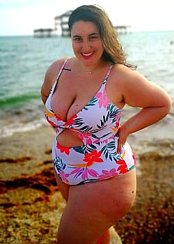 Sarai Has Curves image 2 of 2