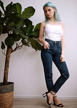 Sasha Kvashenaya image 2 of 2