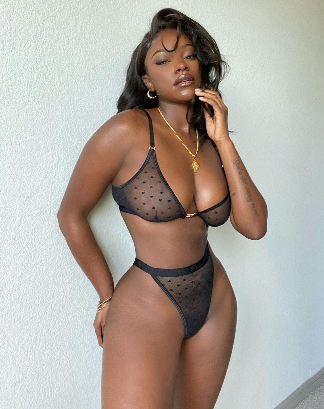 Savannah Perkins - Free sexy pics, galleries & more at Babepedia