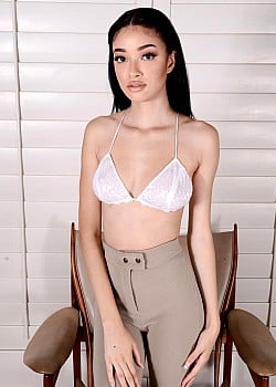 Scarlett Bloom image 3 of 4