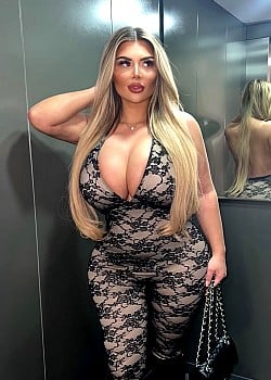 Scarlett Holly image 4 of 4
