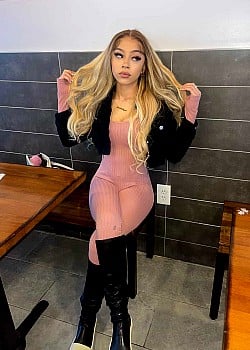 Selena Davis image 2 of 4