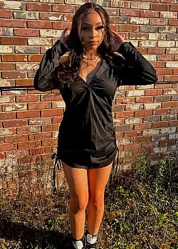 Selena Davis image 3 of 4