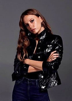 Serenay Sarikaya image 1 of 2