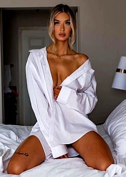 Shania Mae (Model) image 3 of 3