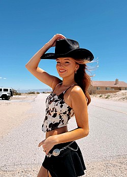 Sharlize True image 4 of 4