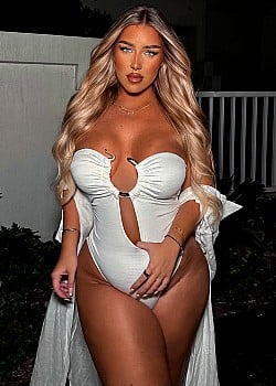Sharon Lee (Instagram) image 2 of 4