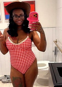 Shawnna Jon\'nell image 1 of 2