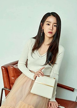 Shin Hye-sun image 2 of 2