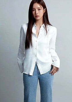 Shin Se-Kyung image 1 of 3
