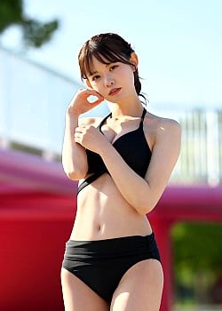 Shiori Yamamoto image 4 of 4