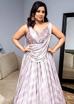 Shreya Ghoshal image 3 of 4