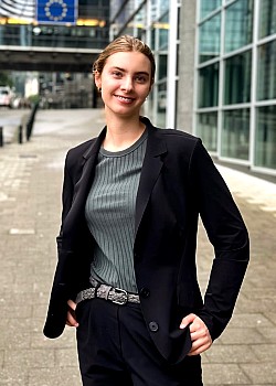 Sienna Leesberg image 3 of 4