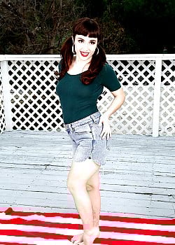 Simone Delilah image 2 of 4