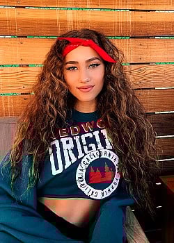 Skylar Stecker image 2 of 4