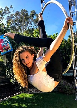 Sofie Dossi image 3 of 4