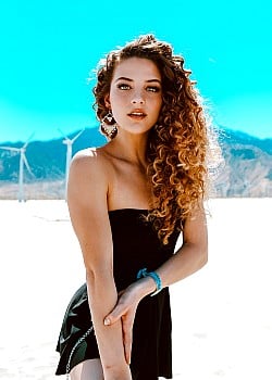 Sofie Dossi image 4 of 4