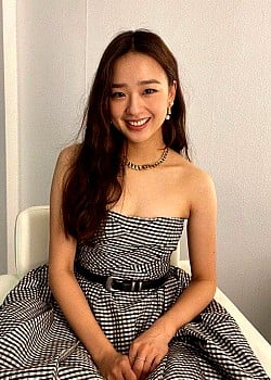 Son Yeon-jae image 2 of 2