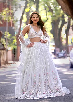 Sonalee Kulkarni image 2 of 4